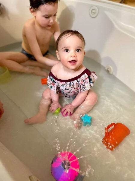 Barn som leker med Badehvalen i badet