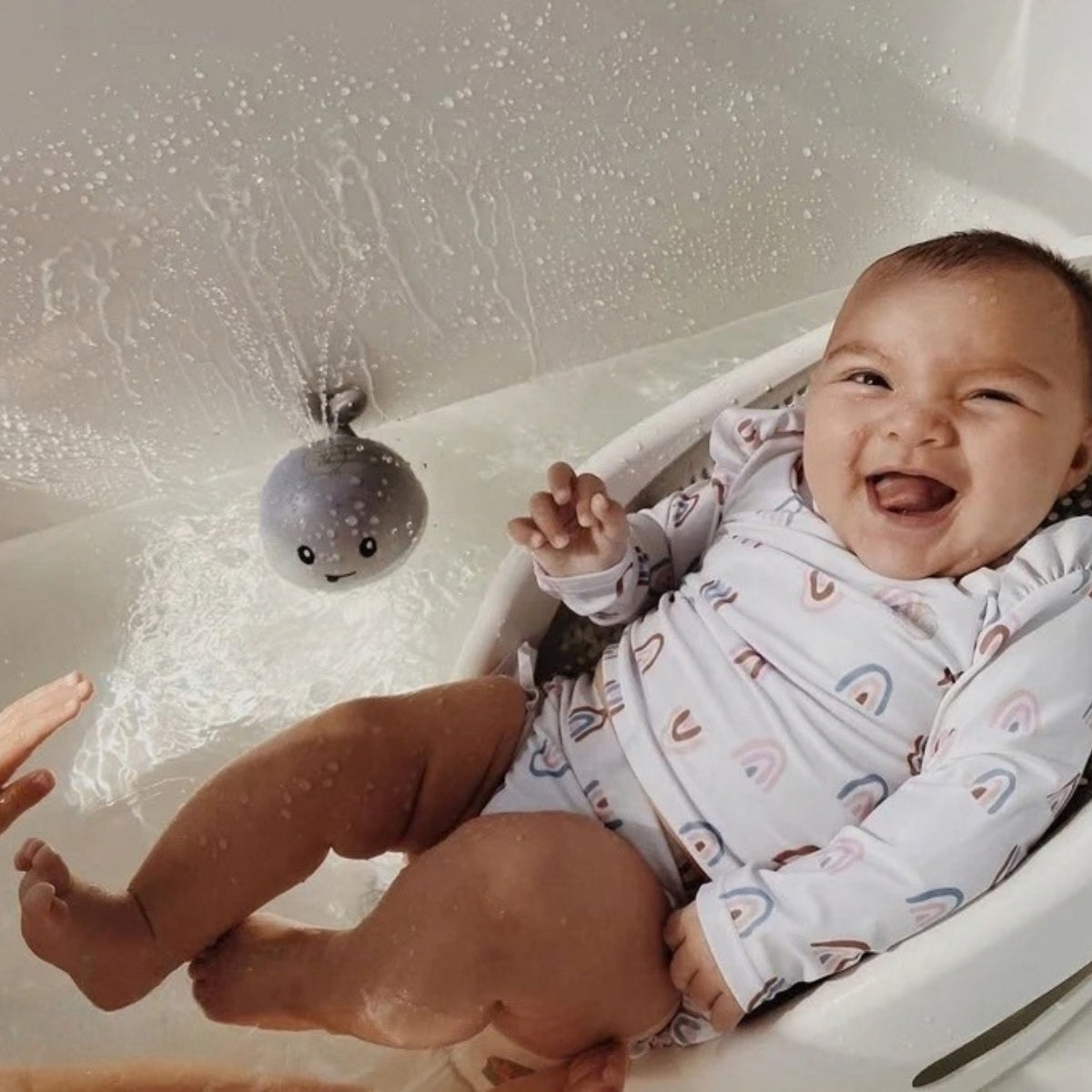 Glad baby i badet med Kidora badeleke