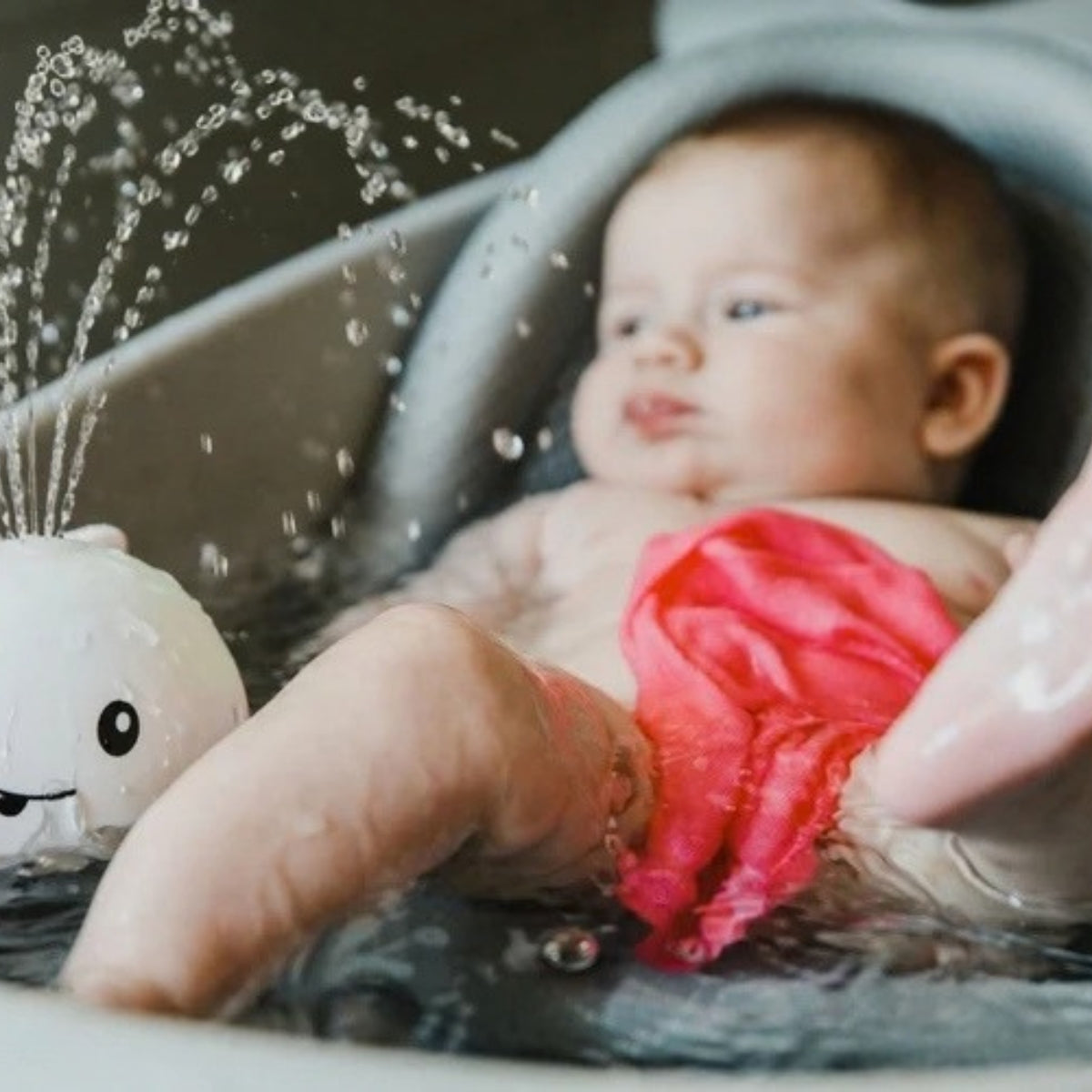 Baby med Kidora-hval i badet